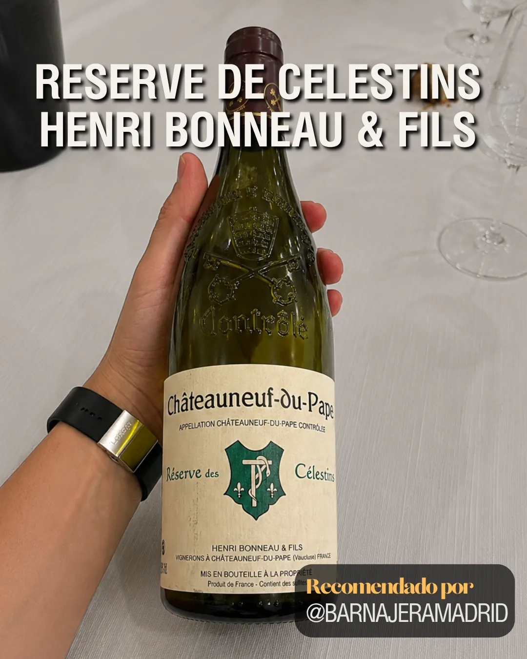 Mano sosteniendo una botella de Reserve de Celestins Henri Bonneau y Fils Chateauneuf-du-Pape, recomendada por Bar Nájera Madrid